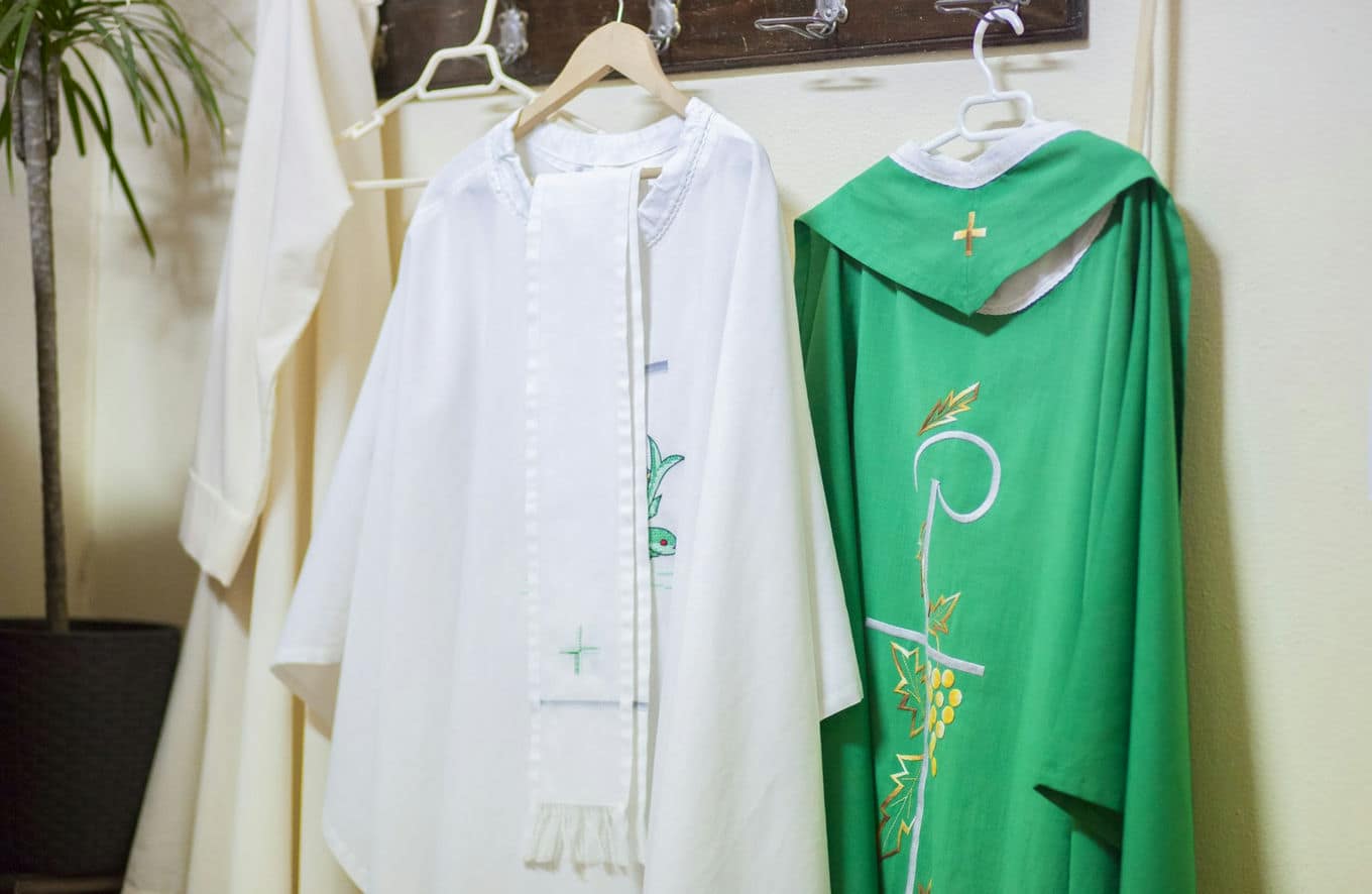 Kolorystyka stuł kapłańskich w liturgii – znaczenie i praktyka